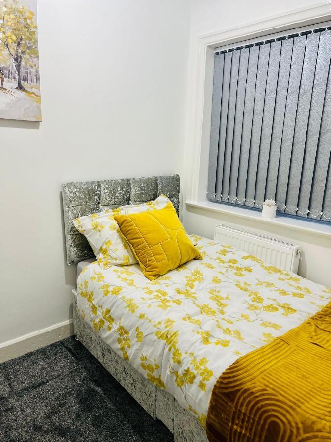 Beautiful And Homely 3 Bed House With Free Parking So Close To Man And Centre