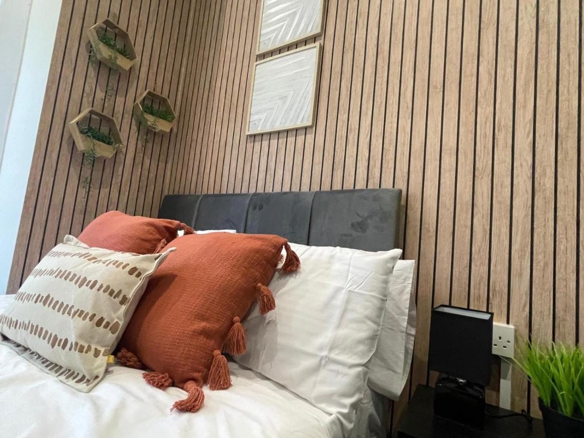 Deluxe Centrally Located In Apartment *