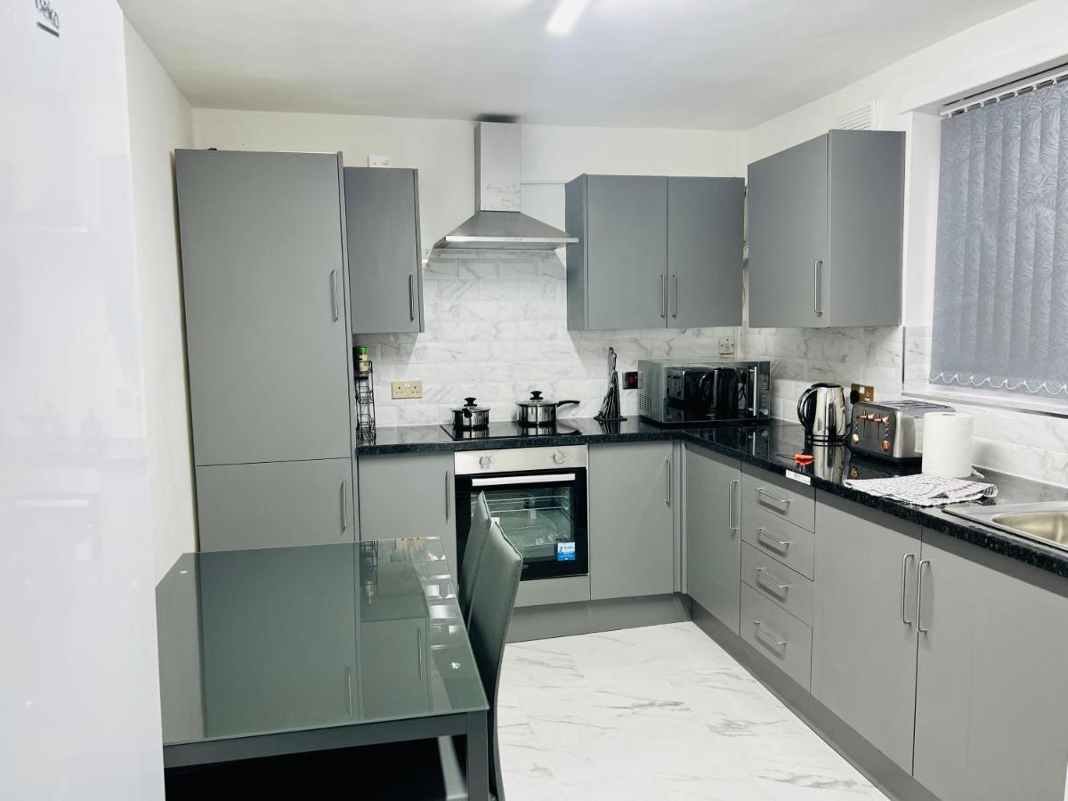 Beautiful And Homely 3 Bed House With Free Parking So Close To Man And Centre Manchester