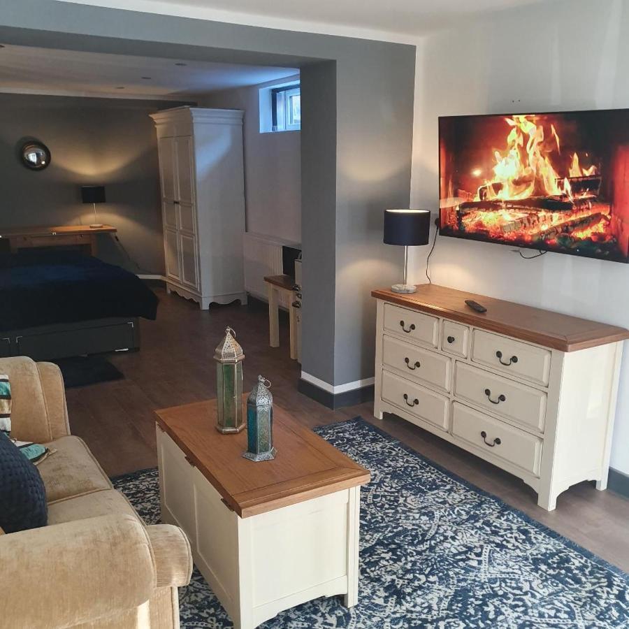 Luxury Prestwich With Own Entrance With One Double And One Single Bed Apartment Manchester