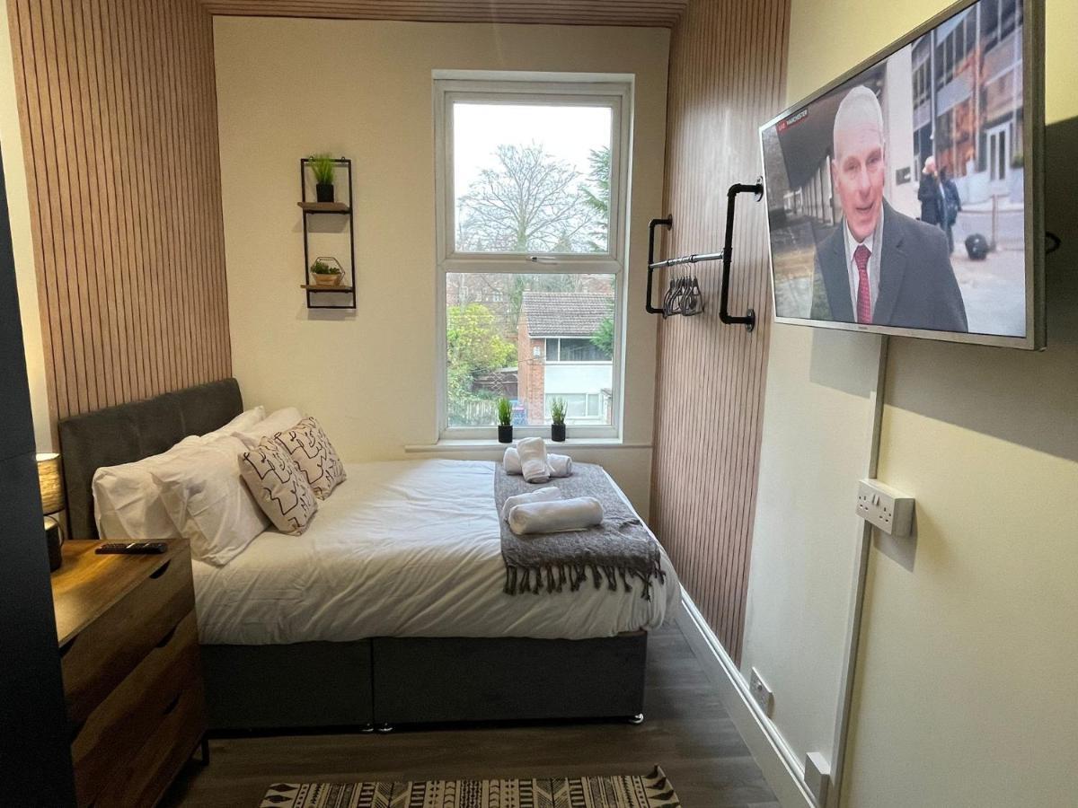 Deluxe Centrally Located In Apartment *
