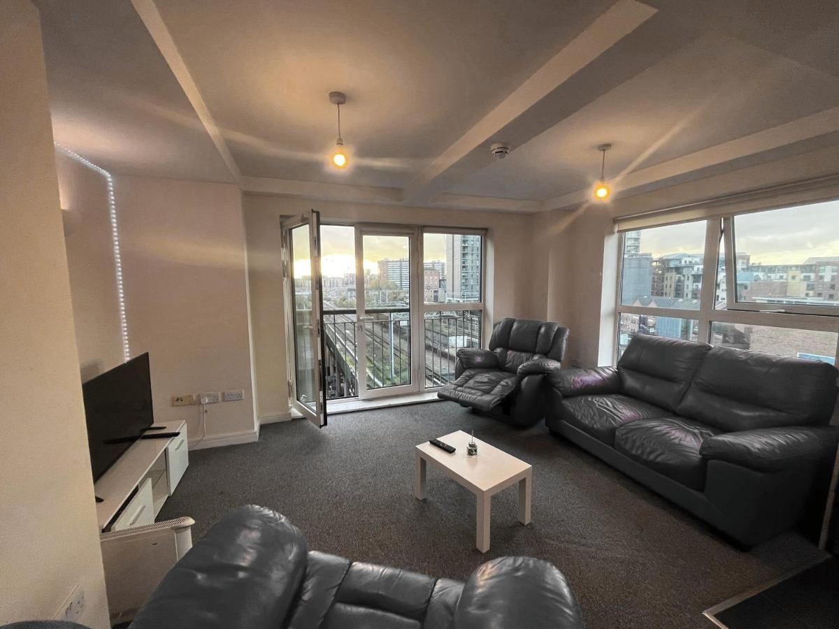 View Spacious 2 Bed 2 Bathrooms Appartement Manchester