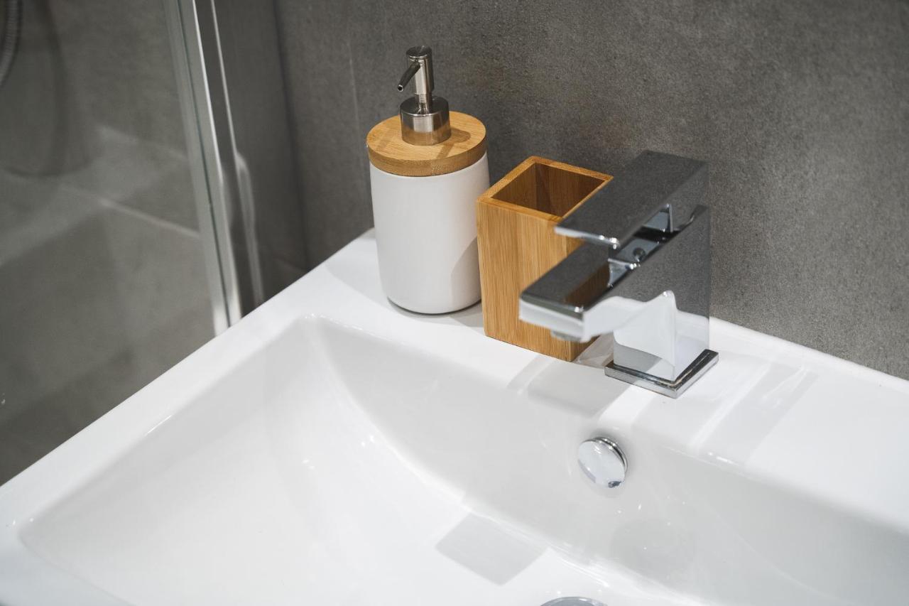 Modern 1-bed - Brand New - - Free Wi-fi *