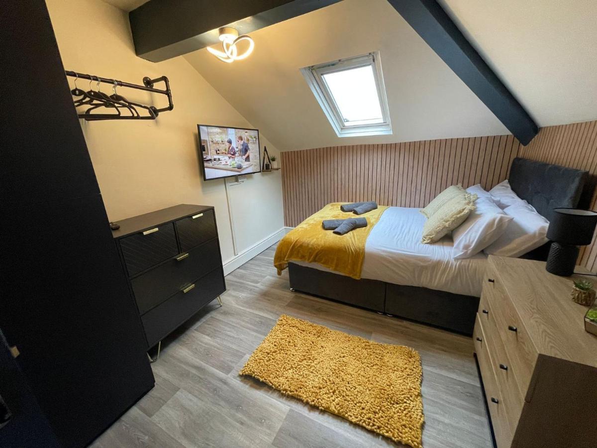 Deluxe Centrally Located In Apartment *