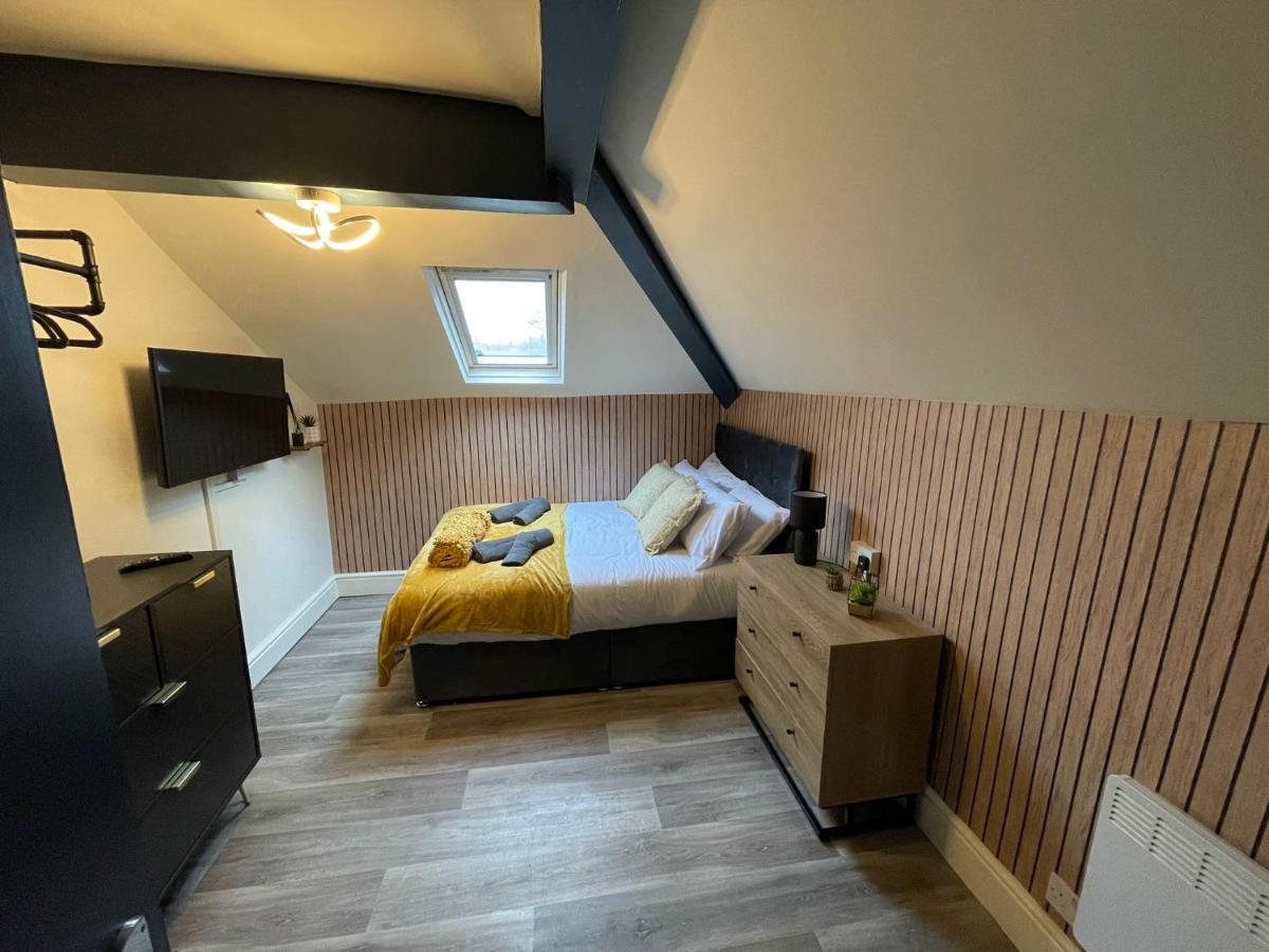 Deluxe Centrally Located In Apartment *