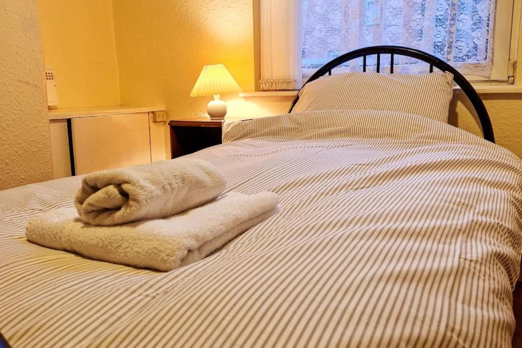 Tallis House, Sleeps 5, Near Centre, Free Parking, Long Or Short - By Nmb Holiday home Manchester