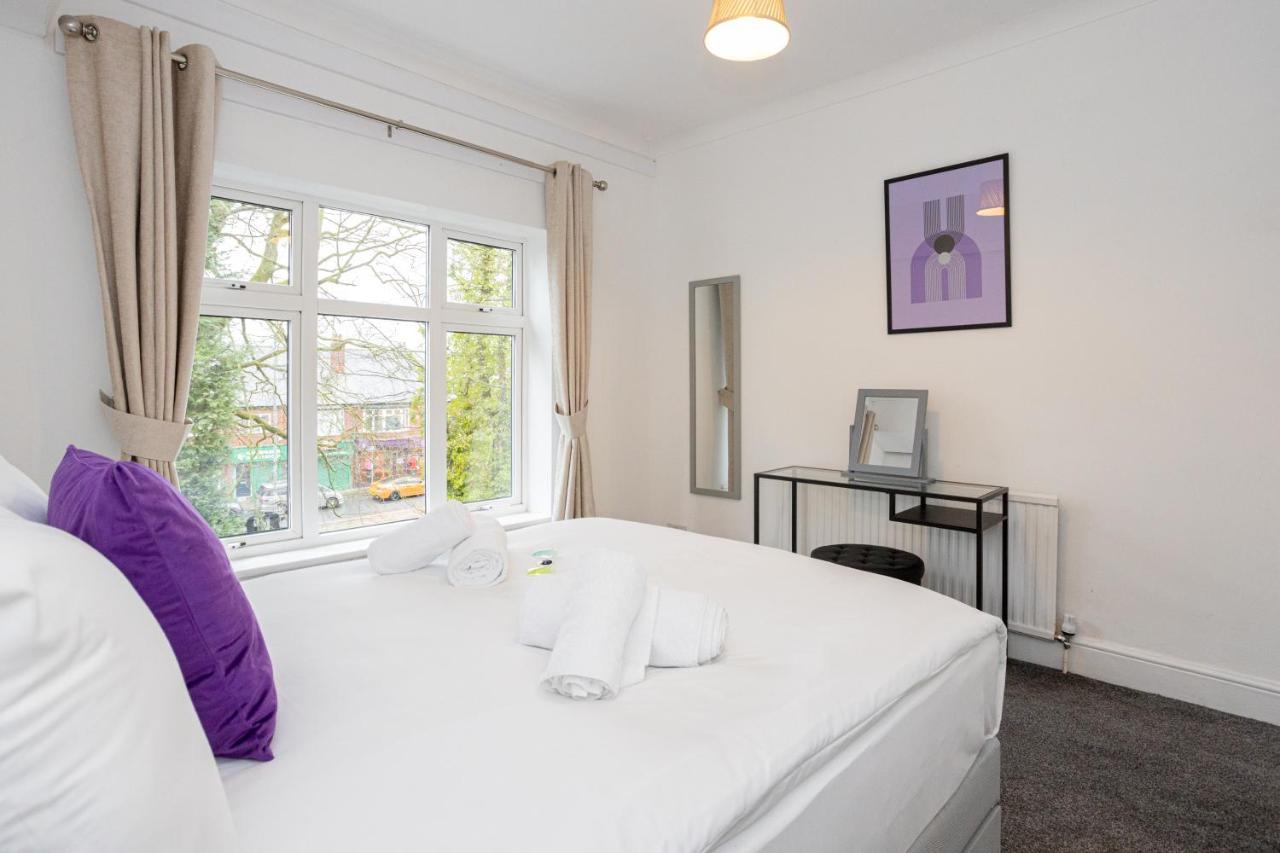 Pillo - Spacious 4 Bedroom Detached House Close To Heaton Park *