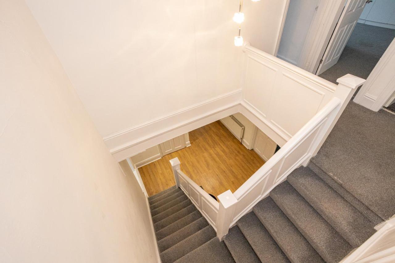 Vakantiehuis Pillo - Spacious 4 Bedroom Detached House Close To Heaton Park Manchester