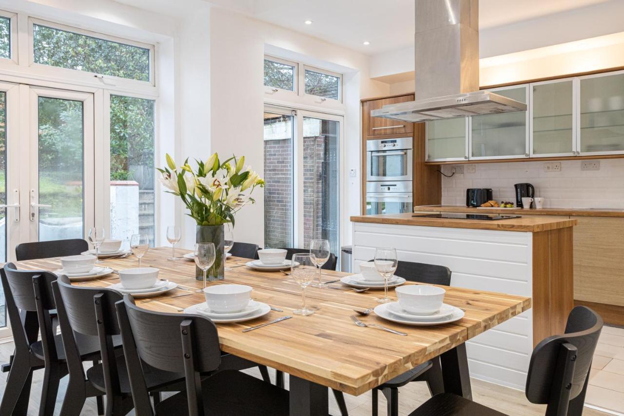 Pillo - Spacious 4 Bedroom Detached House Close To Heaton Park Vakantiehuis *