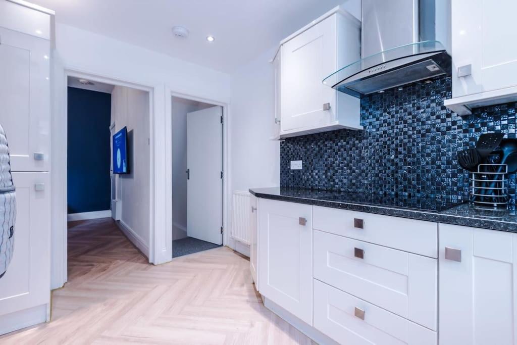 Rest&recharge At A Luxury Retreat In - Sleeps 11, 5 Bedrooms, 3 Bathrooms, Free Parking Manchester