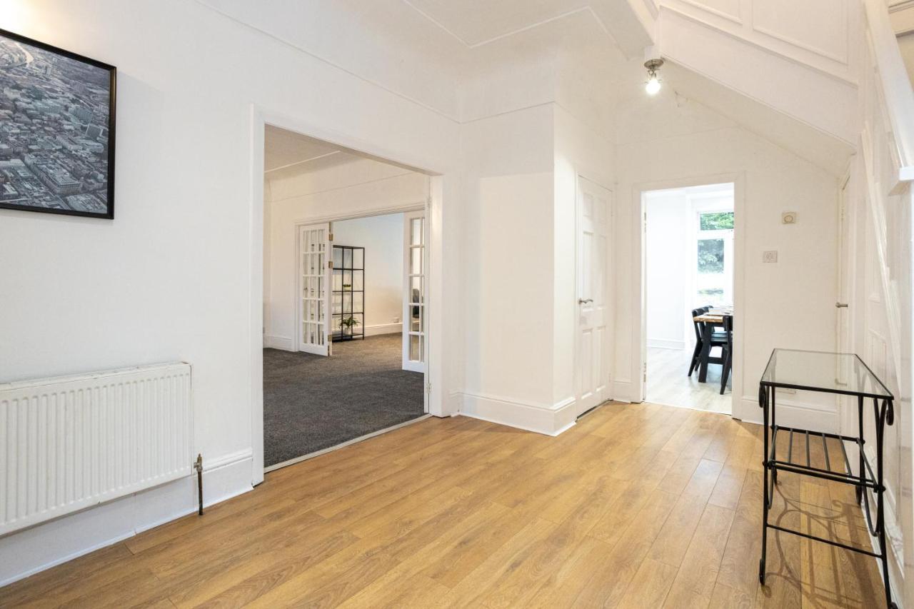 Pillo - Spacious 4 Bedroom Detached House Close To Heaton Park Vakantiehuis *