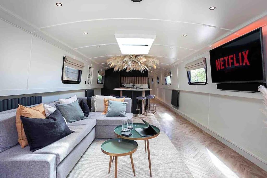 The Vaetten Hues Luxury Boat
