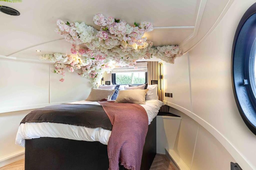 The Vaetten Hues Luxury Boat * Manchester