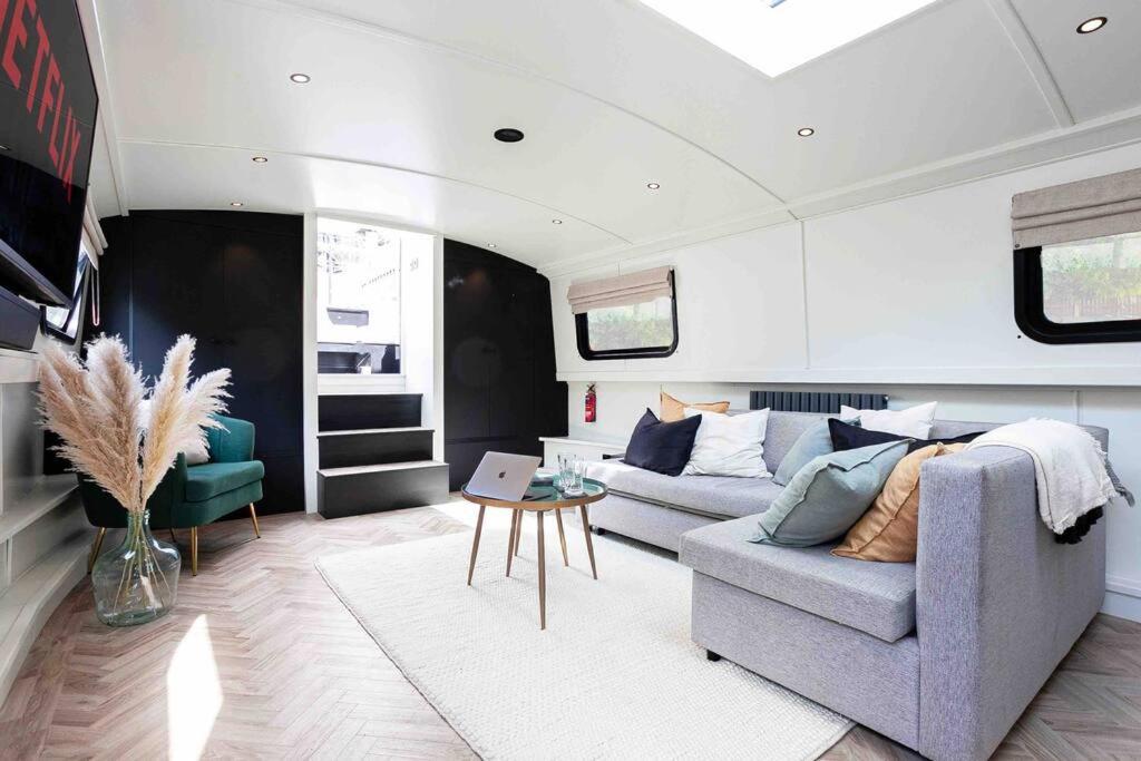 The Vaetten Hues Luxury Boat * Manchester