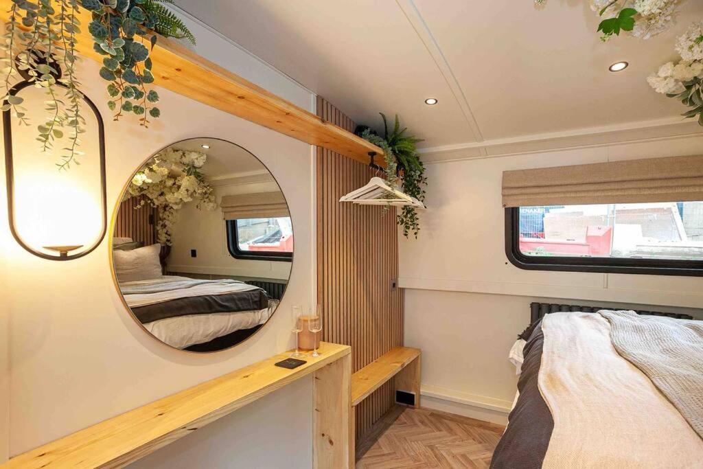 The Vaetten Hues Luxury Boat * Manchester