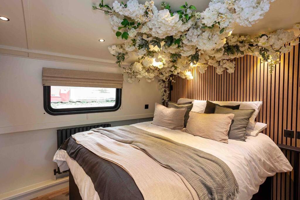 Botel The Vaetten Hues Luxury Boat