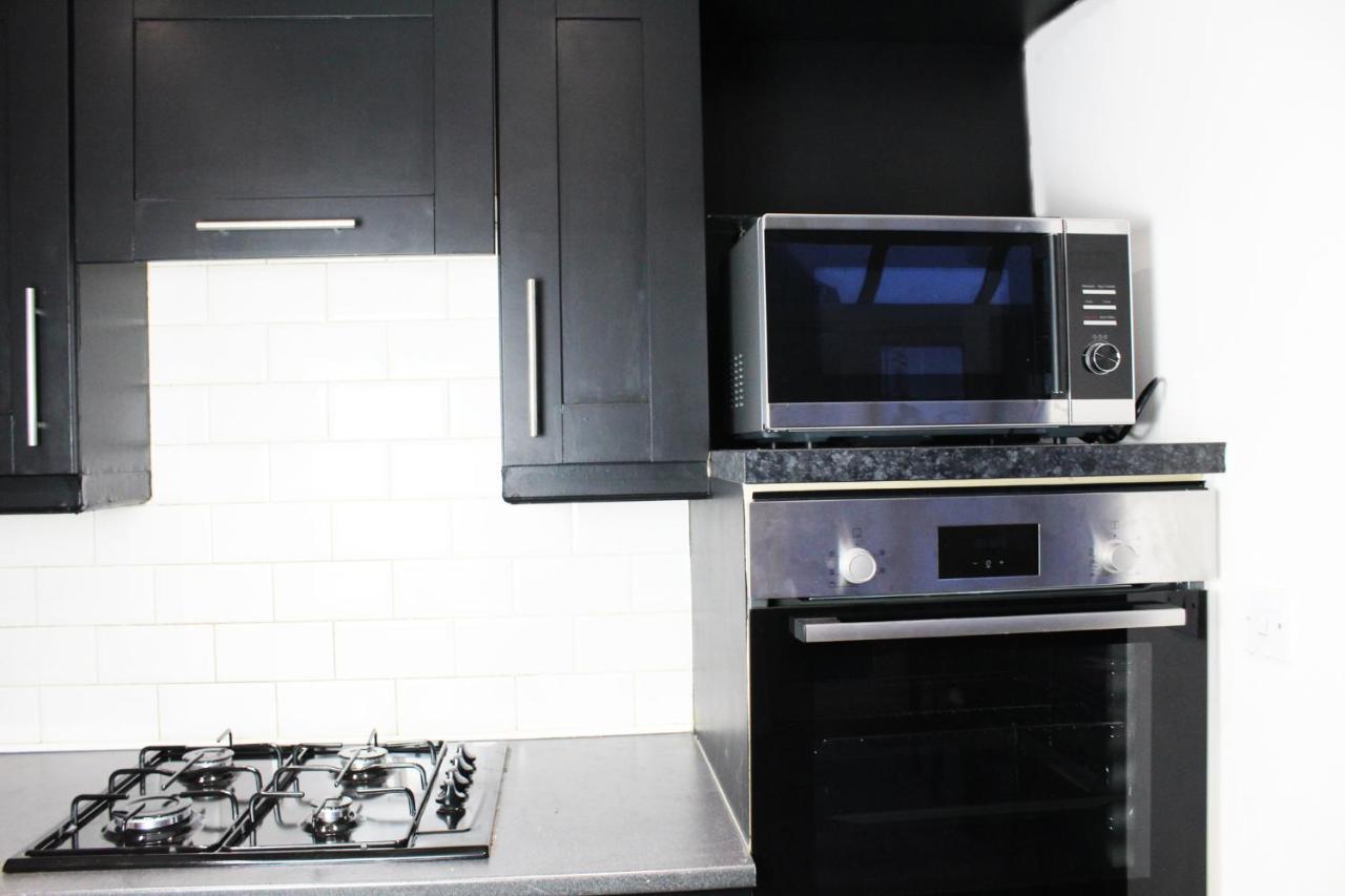Cosy Spacious 4 Bedroom Town House With Shared Bathrooms, Living Space, Kitchen And Garden Apartment