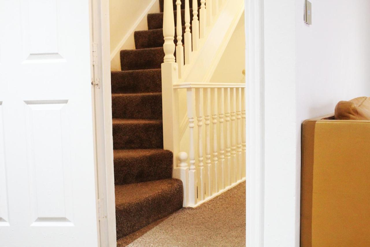 Cosy Spacious 4 Bedroom Town House With Shared Bathrooms, Living Space, Kitchen And Garden Manchester