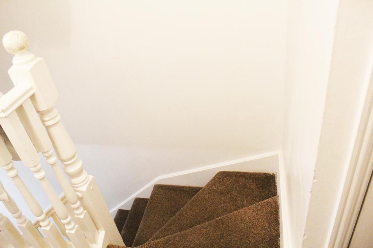 Apartment Cosy Spacious 4 Bedroom Town House With Shared Bathrooms, Living Space, Kitchen And Garden