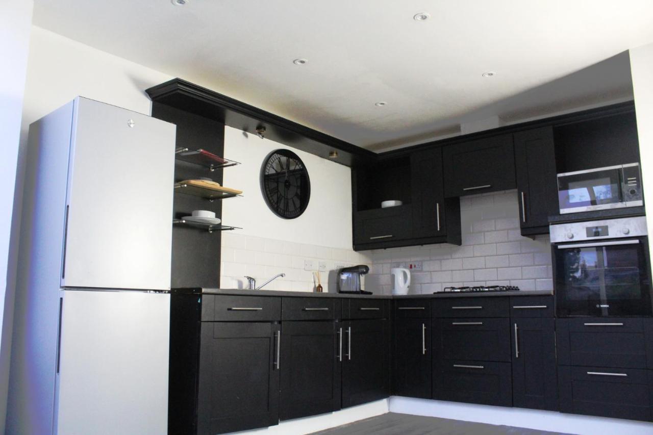 Cosy Spacious 4 Bedroom Town House With Shared Bathrooms, Living Space, Kitchen And Garden Apartment