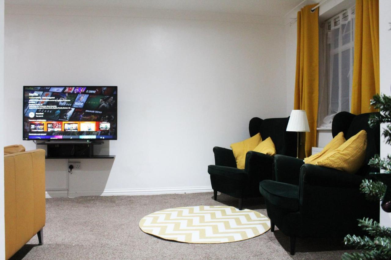 Apartment Cosy Spacious 4 Bedroom Town House With Shared Bathrooms, Living Space, Kitchen And Garden *