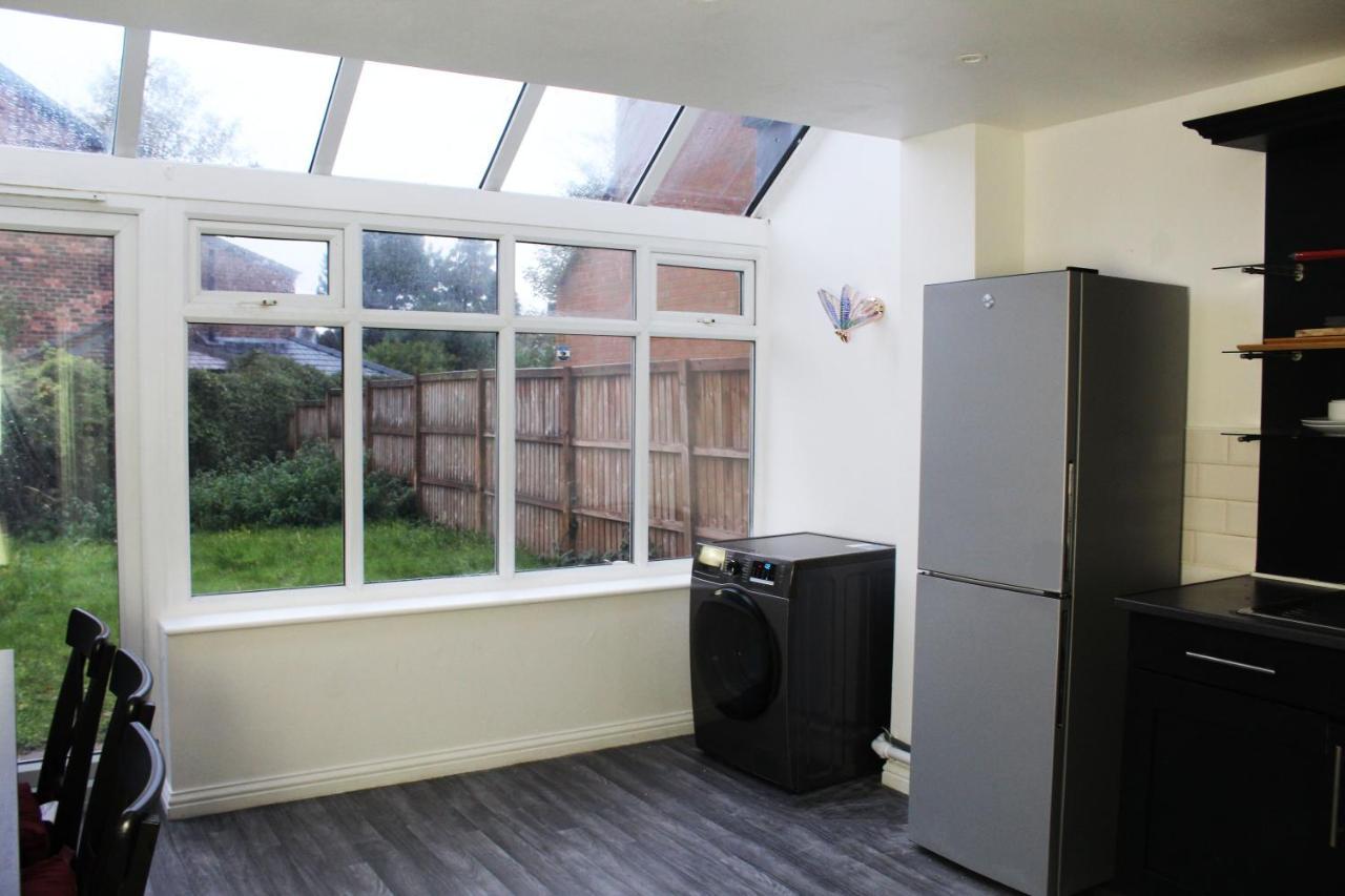 Cosy Spacious 4 Bedroom Town House With Shared Bathrooms, Living Space, Kitchen And Garden Apartment