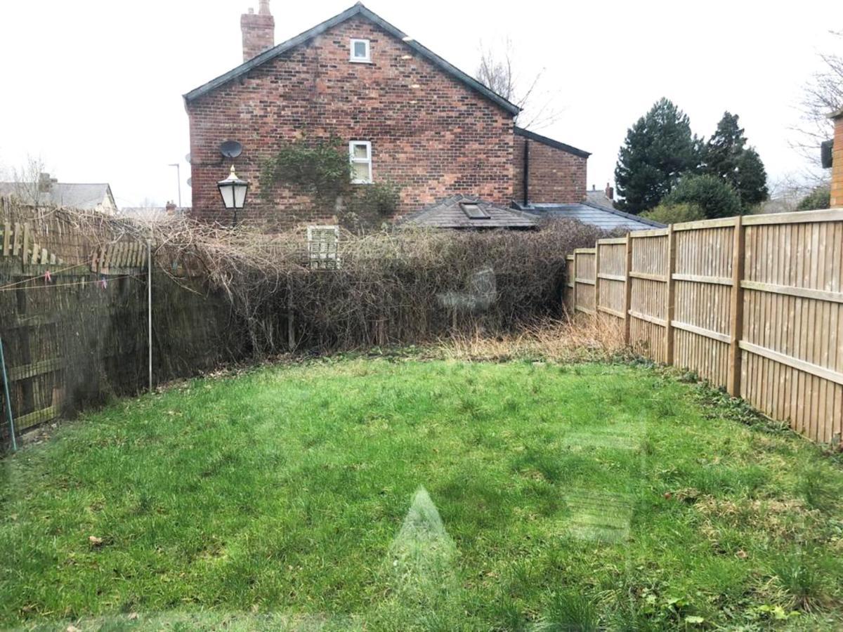 Cosy Spacious 4 Bedroom Town House With Shared Bathrooms, Living Space, Kitchen And Garden Manchester