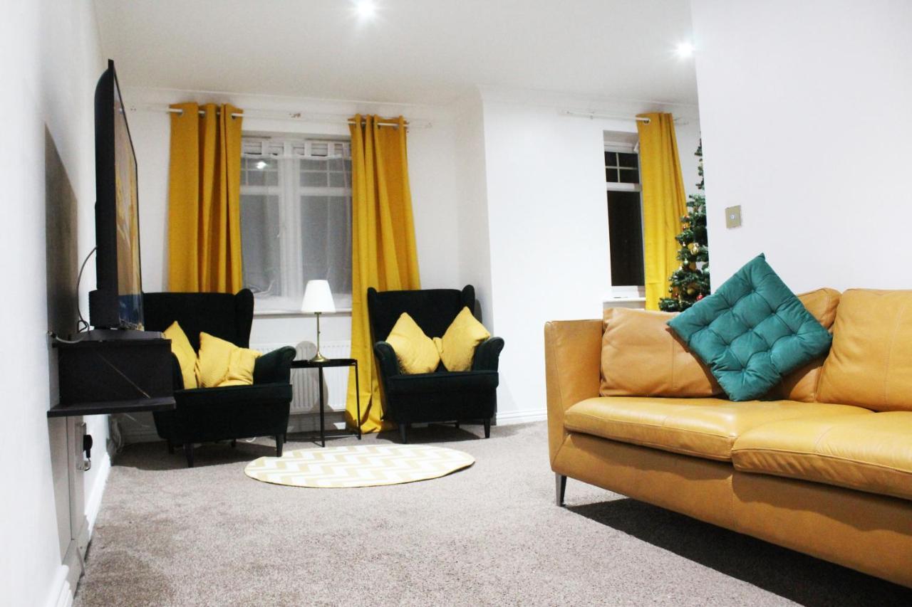 Apartment Cosy Spacious 4 Bedroom Town House With Shared Bathrooms, Living Space, Kitchen And Garden