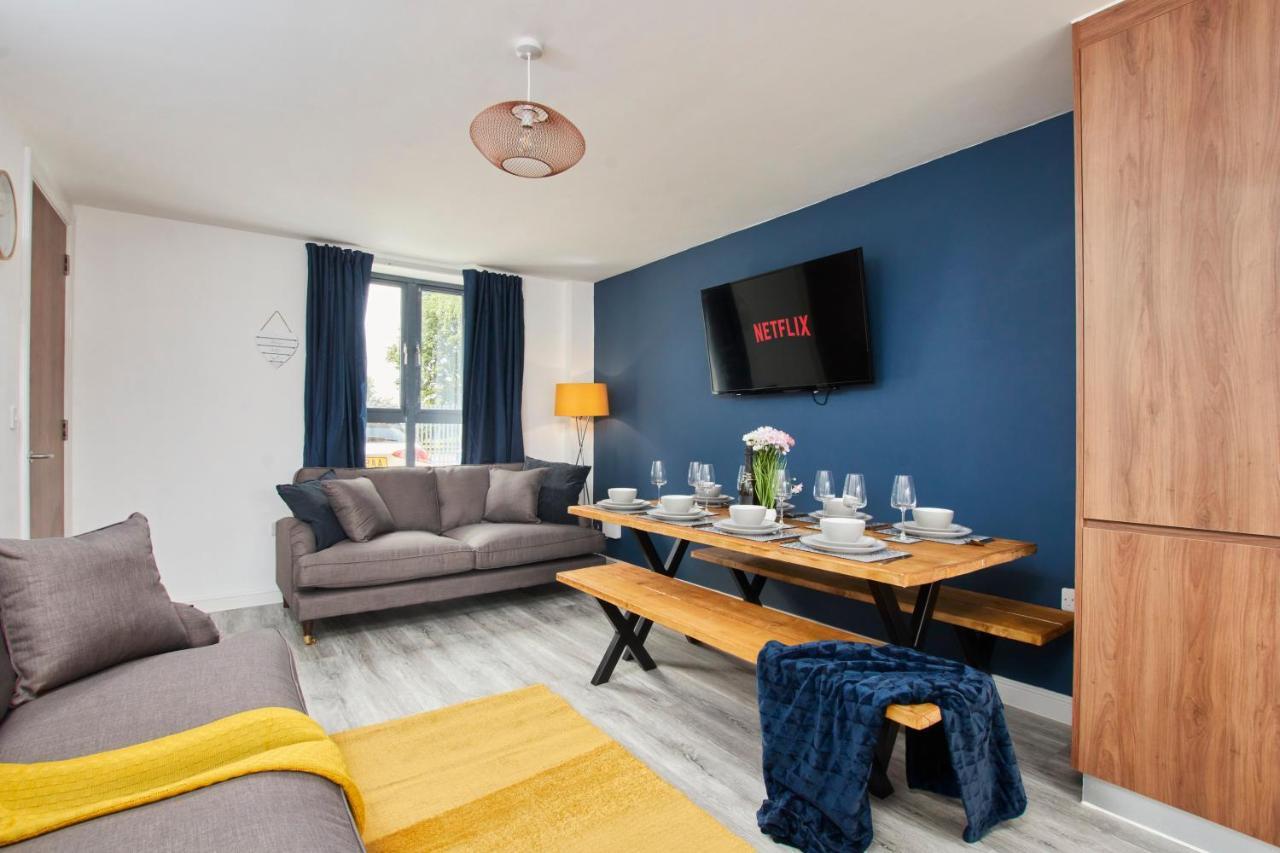Fabulous 5 Bed House W Parking * Manchester