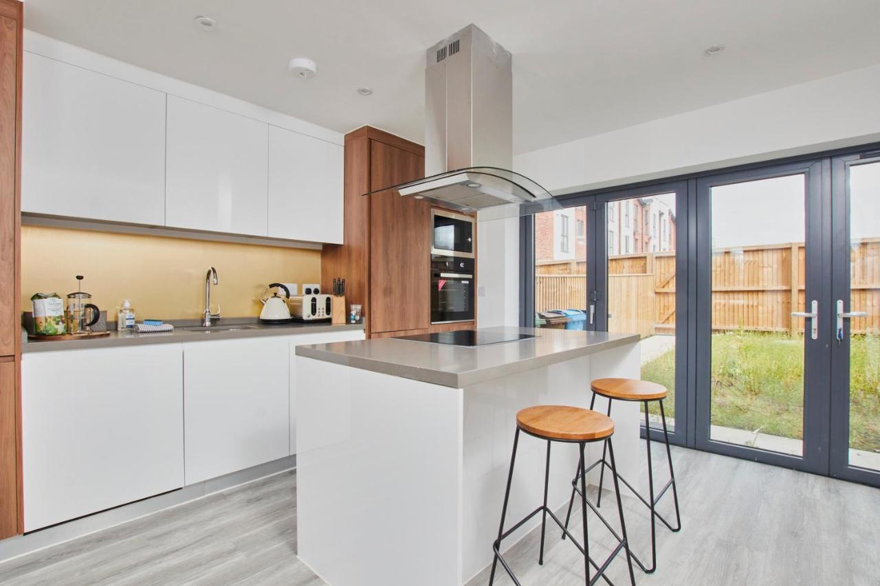 Fabulous 5 Bed House W Parking