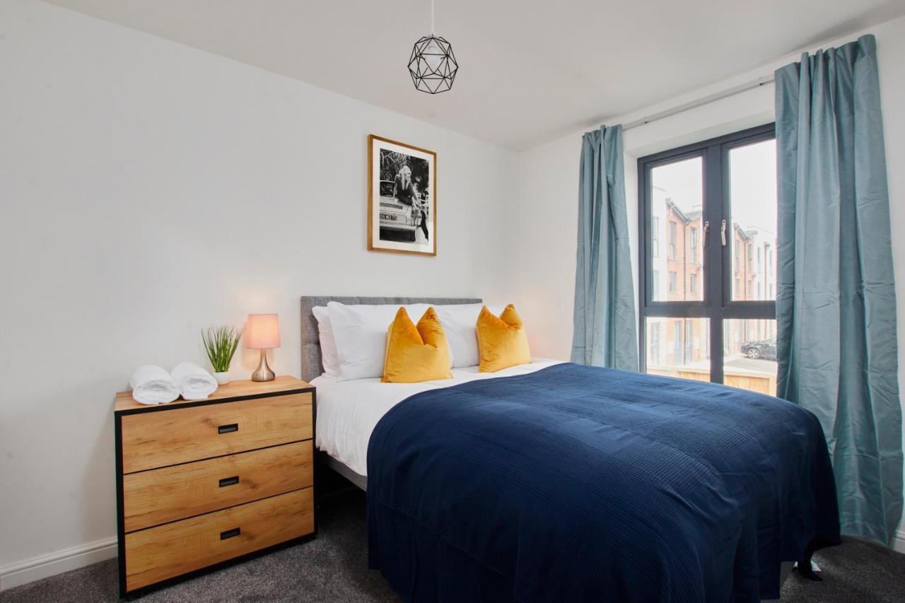 Fabulous 5 Bed House W Parking * Manchester