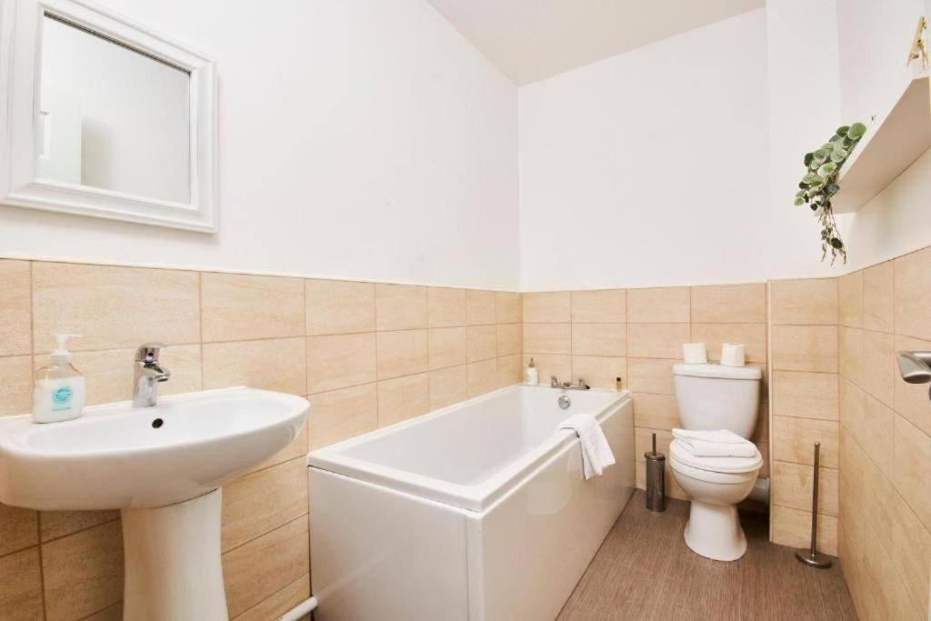 The Exquisite Abode - Parking Apartment Manchester