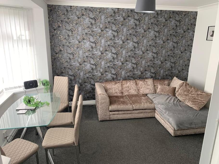 Contractor Stays By Furnished - Free Parking * Manchester
