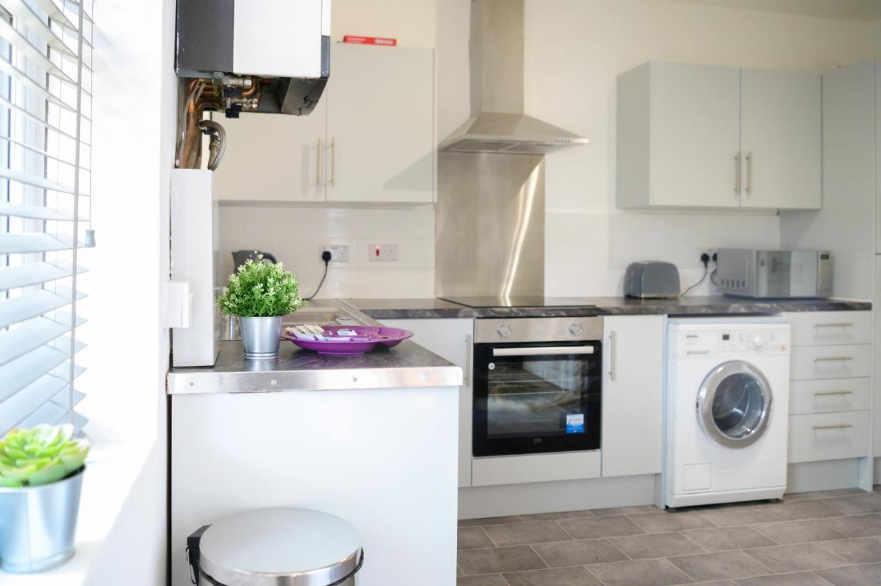 Apartment Purple Blossom, Cosy 2 Bed Apartment, Near Didsbury, Free Parking