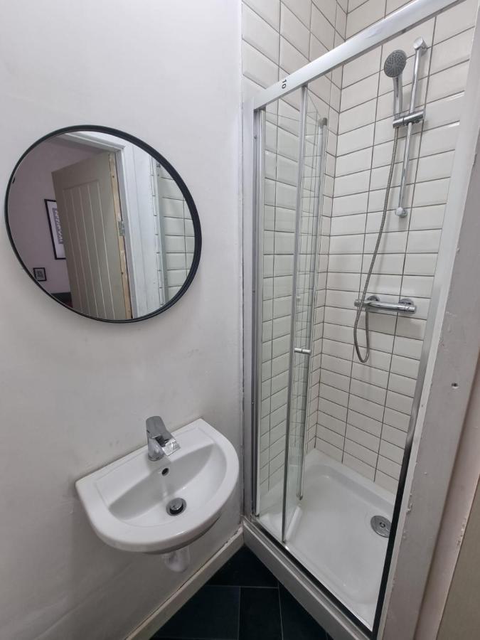6 With Private Bathroom In Levenshulme Guest house *