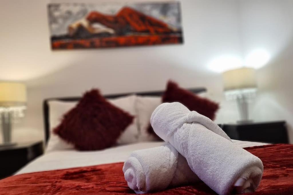 Apartment Lovely 2-bed Apt+wi-fi+parking.