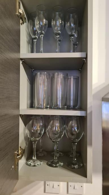 Apartment Lovely 2-bed Apt+wi-fi+parking. *