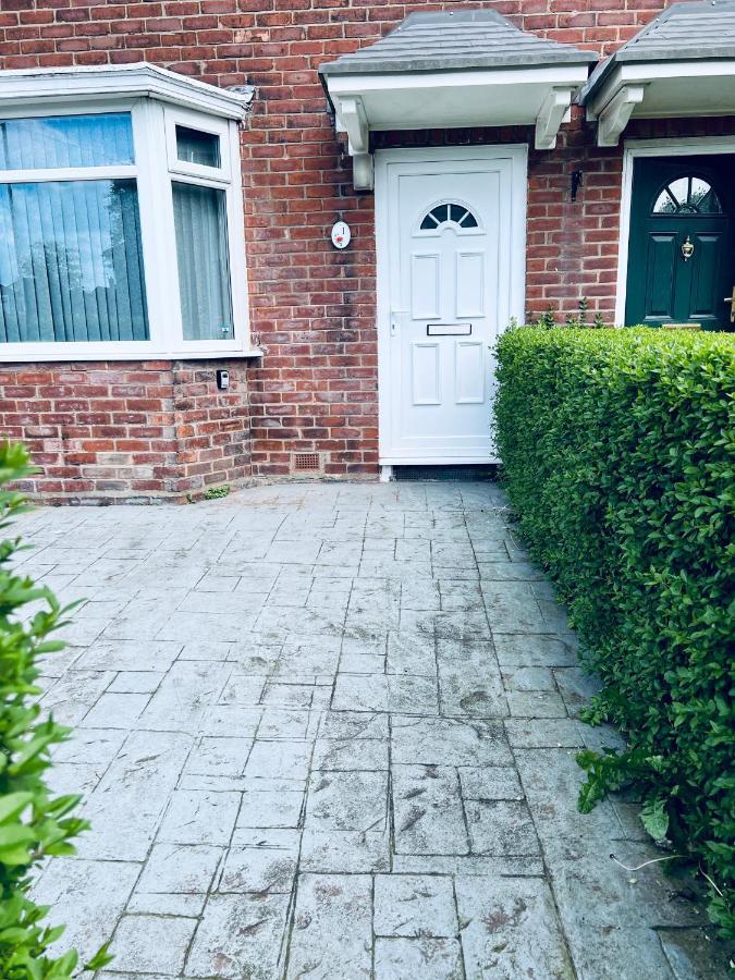 Beautiful And Homely 3 Bed House With Free Parking So Close To Man And Centre