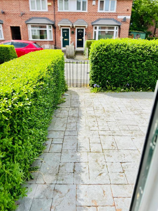 Beautiful And Homely 3 Bed House With Free Parking So Close To Man And Centre