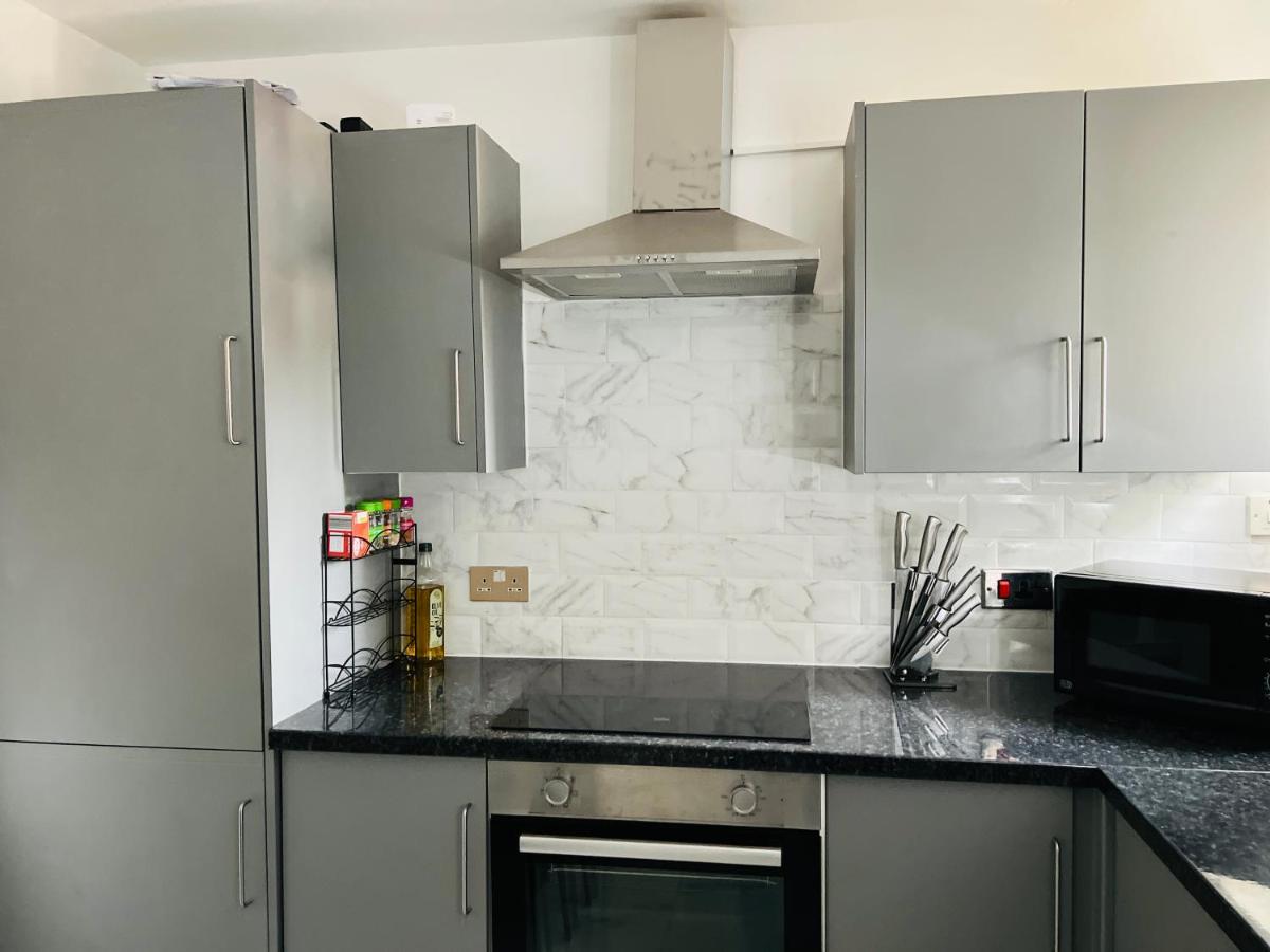 Beautiful And Homely 3 Bed House With Free Parking So Close To Man And Centre Appartement
