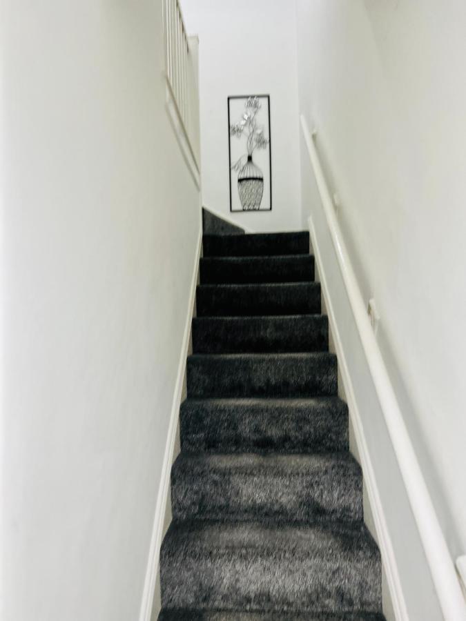 Beautiful And Homely 3 Bed House With Free Parking So Close To Man And Centre