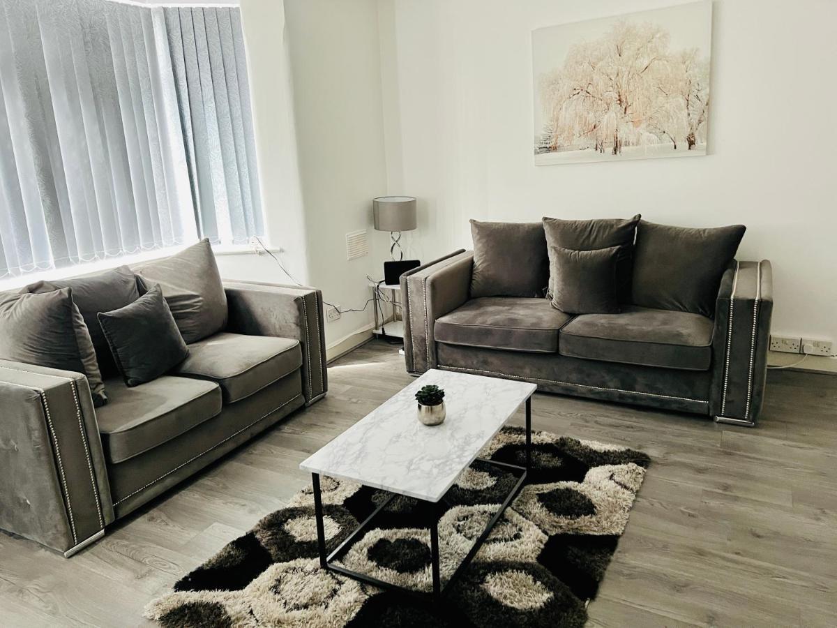Beautiful And Homely 3 Bed House With Free Parking So Close To Man And Centre *