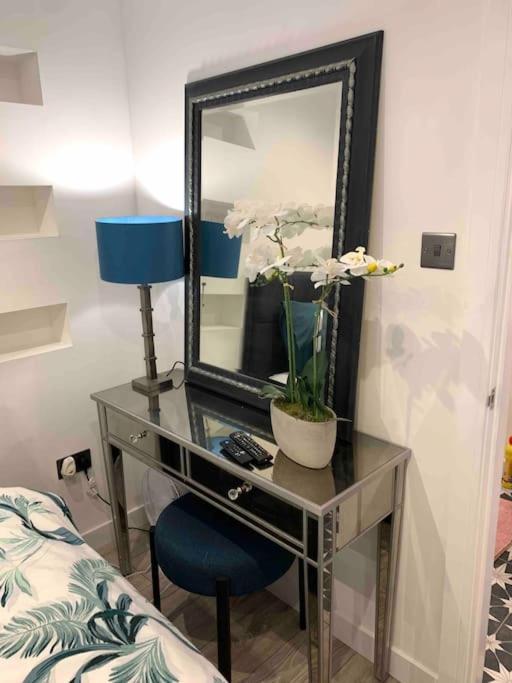 Private Entrance 1 Bed Salford - Perfect Location For Concerts, Rhs Gardens, Centre And Salford Quays Appartement