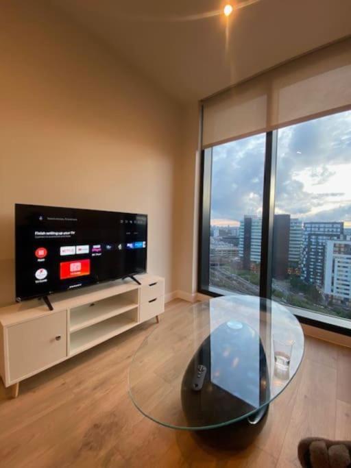 Outstanding, Ultra-sleek Flat *