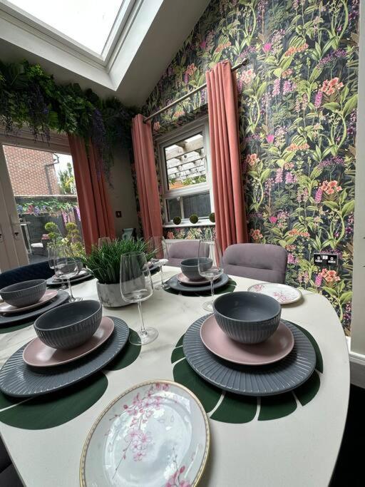 Vakantiehuis Stylish House For 9 With Patio Manchester