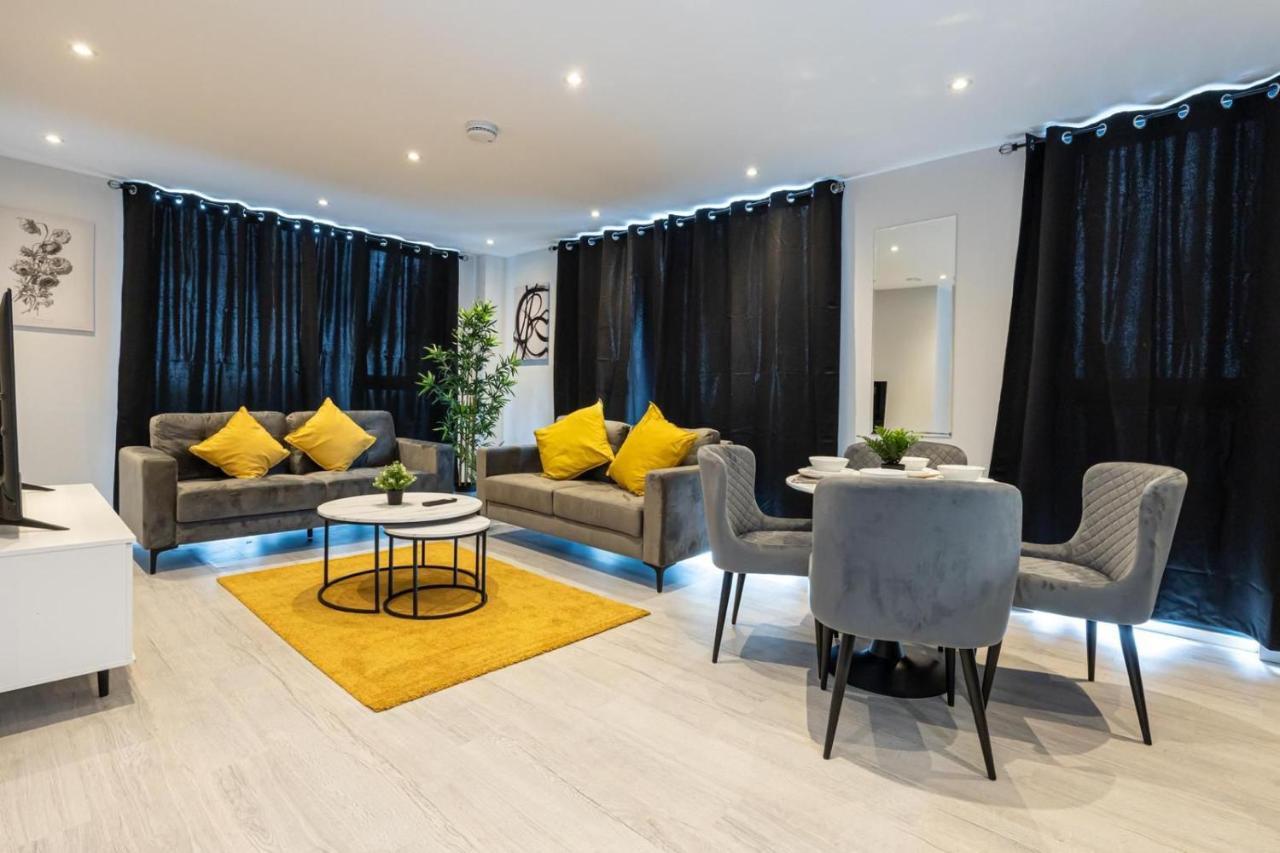 Contemporary 3 Bedrooms Apartment Manchester
