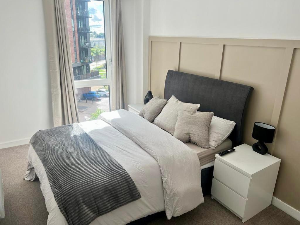 Modern And Spacious Centre Apartment