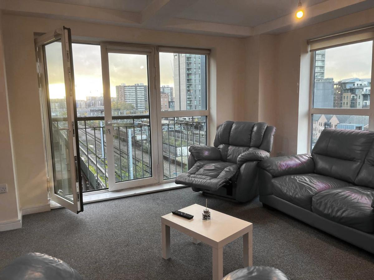 View Spacious 2 Bed 2 Bathrooms *