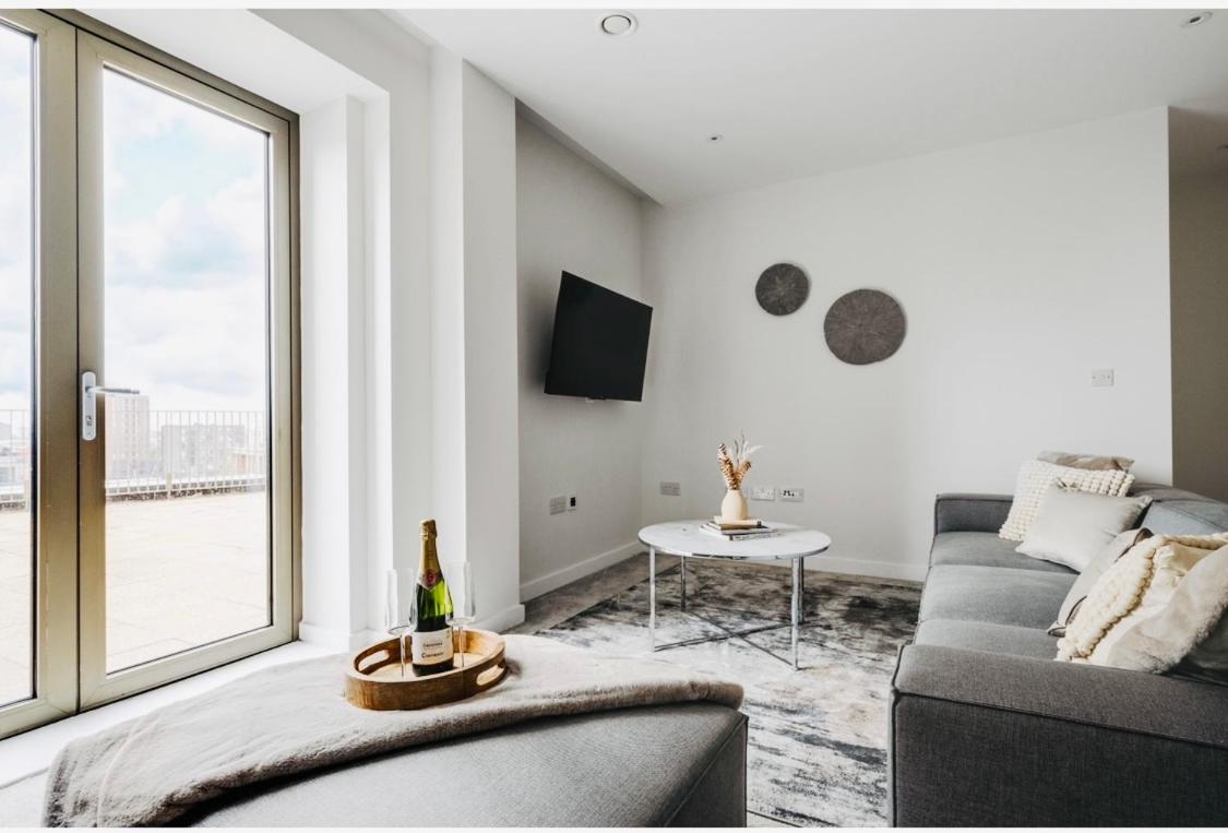 3 Bed Luxury Spacious With Pool Apartment *