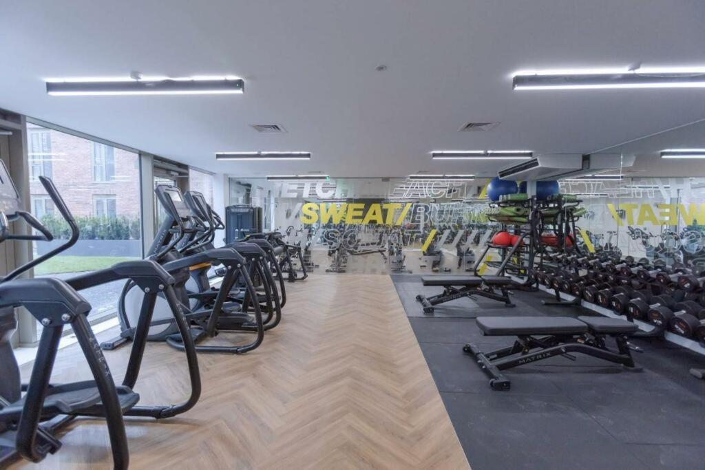 Apartment 3 Bed Luxury Spacious With Pool Manchester